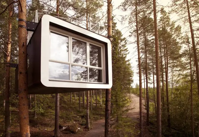 Ecoturismo - Un hotel con sus habitaciones colgadas de los árboles