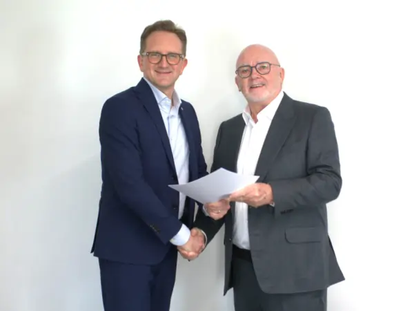 Foto de izquierda a derecha: Alberto Giovanzana, CEO de Catalyst Technologies de Johnson Matthey, y Paschal Phelan, presidente de Phelan Green Energy