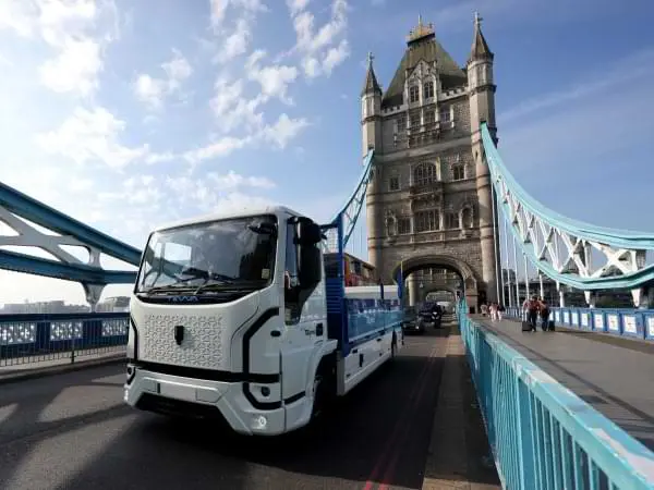 Camión eléctrico de Tevva en Londres - Atrás en la foto el Tower Bridge