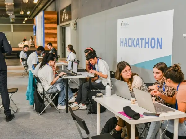 Participación joven en la Hackathon Efiaqua 2022