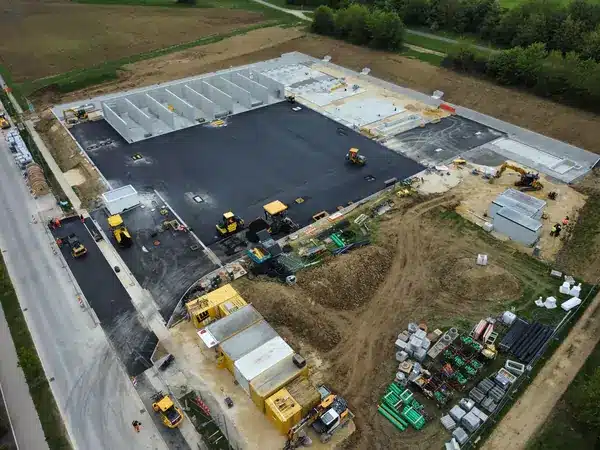 Imagen: Ejemplo de un sitio de producción de hidrógeno verde de Lhyfe en construcción en Schwäbisch Gmünd (Alemania). Crédito: Lhyfe.
