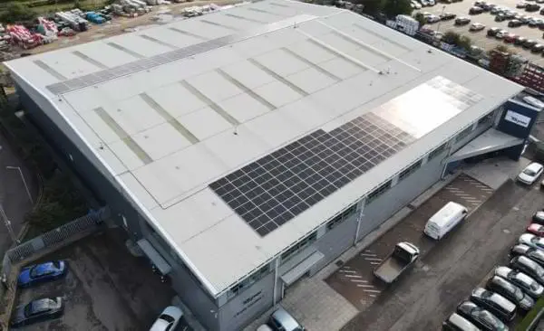 Techo con paneles solares en TG Lynes en Londres