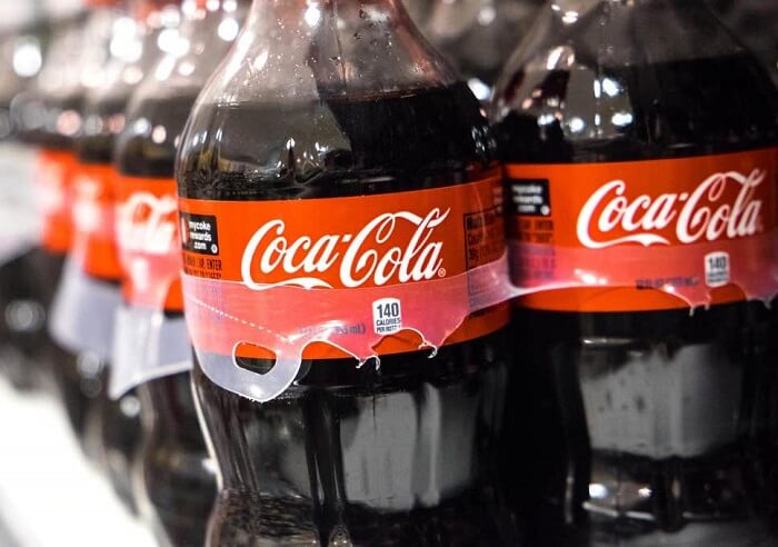 Coca-Cola dijo que continuará vendiendo bebidas en botellas de plástico