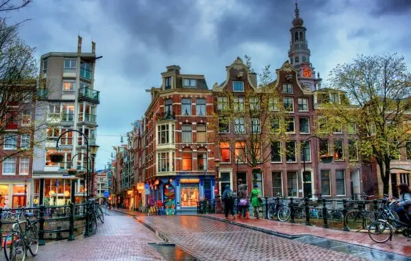 Eficiencia Energética en Edificios: Amsterdam lidera el camino, superando las regulaciones de la UE